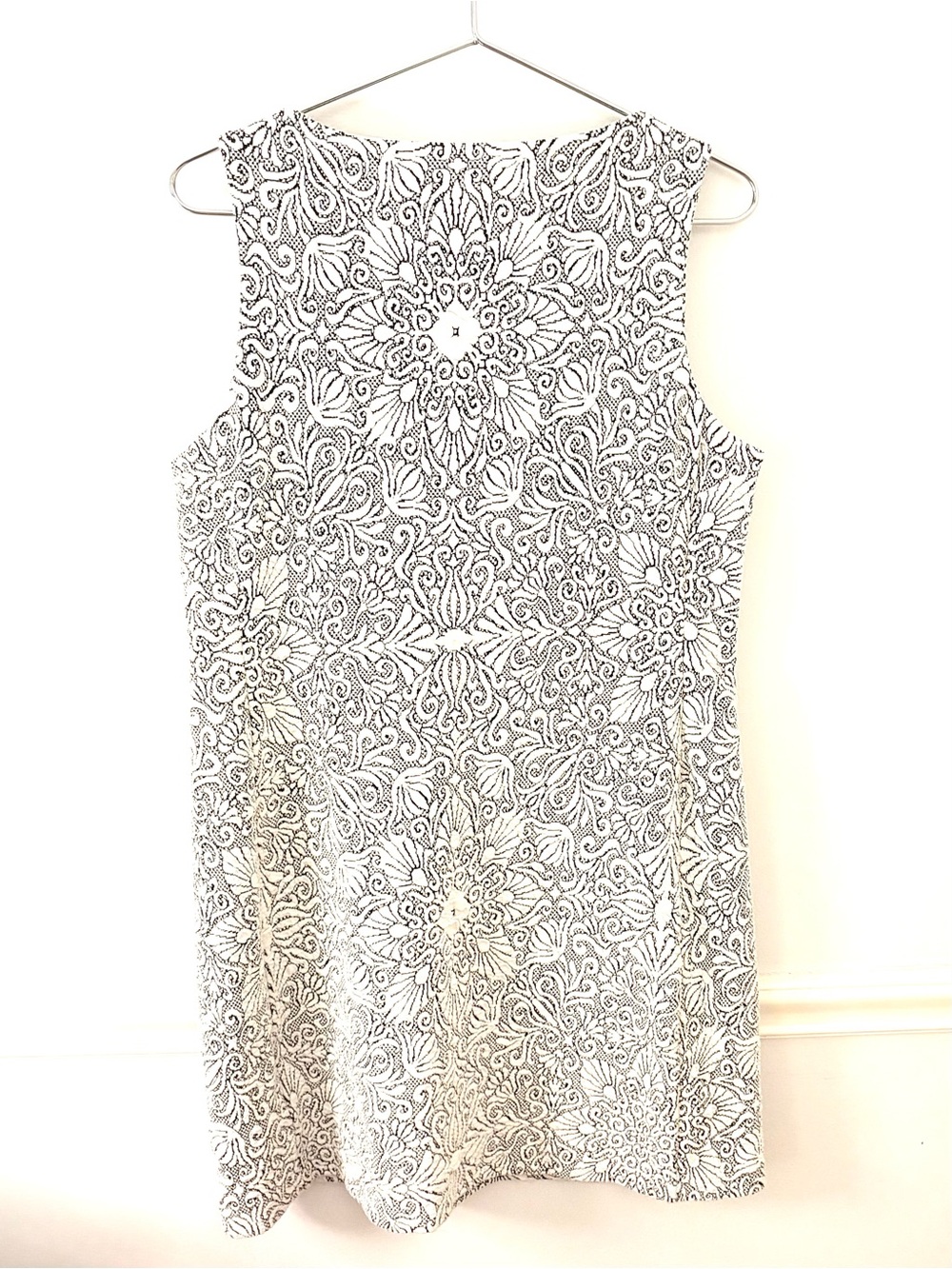 J. MCLAUGHLIN Black and White Floral Geometric Shift Dress - Picture 2 of 4